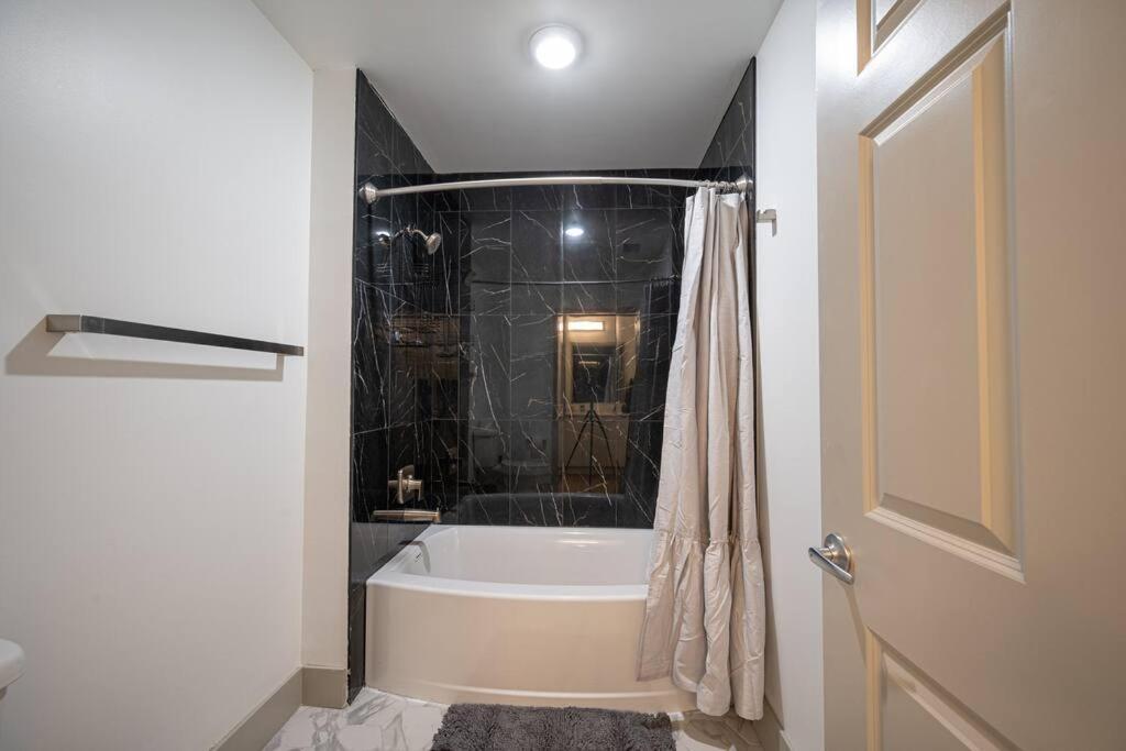 Uptown Charlotte Style Apartment Bagian luar foto